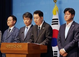 김병기 원내대표, 첫 공식 기자회견…쇄신형 원내대표단 발표