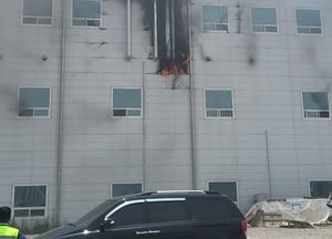 김포 화장품제조 공장서 화재…자력 대피로 인명 피해 없어
