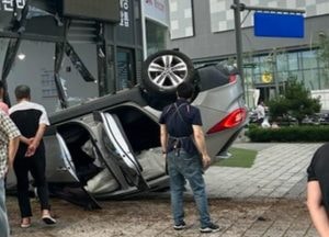 용인서 차량 돌진사고...50대 남성 운전자 등 3명 부상
