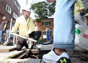 군포 산본1동 반지하주택 침수 예방시설 직접 살피는 김성중 부지사