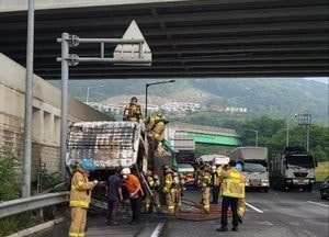 영동고속도로 서용인 분기점 8톤 트럭서 화재…운전자 화상 입고 병원 이송