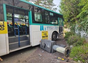 부천 버스 단독사고, 인도로 돌진…30대 부상 승객 병원이송