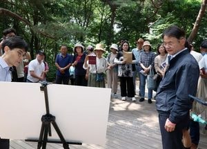 이동환 고양특례시장 ‘찾아가는 시장실’로 소통 강화...도래울석탄공원 맨발길 조성 현장 방문