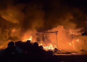 [영상] 파주 가구 제조공장서 새벽 화재, 50대 남성 부상·건물 3개동 태워