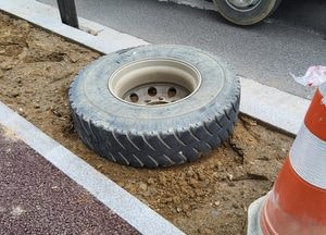 덤프트럭서 빠진 바퀴가 행인 3명 덮쳐...여고생 46일째 의식불명