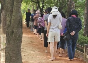구리시 ‘우리동네 룰루랄라 걷기운동교실’ 호평...‘맨발 걷기 수업’ 접목 눈길