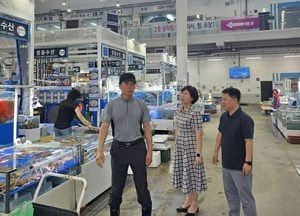 이애형 경기도의원, 수원시 농수산물도매시장 화장실 증축 현장 점검...에어컨 실외기 이전 배치 논의