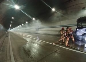 여주 산북터널서 윙바디 차량 화재…인명피해 없어