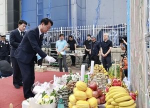정명근 화성특례시장 ‘아리셀 공장화재 1주기 추모 위령제’ 참석...유가족 위로·희생자 넋 기려