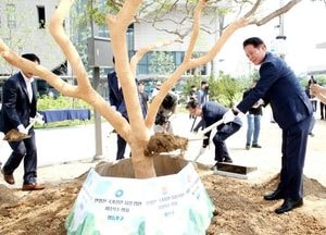 최대호 시장, 안양천 명소화·고도화 행정협의회 정기총회 참석...국가정원 지정 염원 기념식수 행사 진행