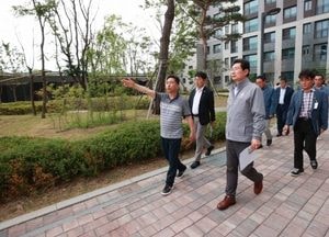 ‘시민 고충 현장서 듣는다’ 이상일 용인특례시장, 힐스테이트 둔전역 아파트 방문