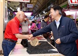 이동환 고양특례시장, 전통시장서 단합대회 진행...지역경제 살리고 직원 화합 다졌다