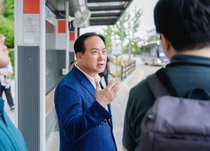 이권재 오산시장, 서울역행 5104번 광역버스 탑승...출근길 시민들과 직접 소통