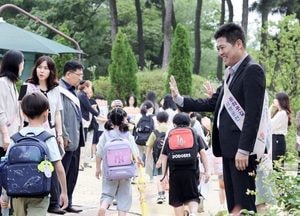 김정헌 중구청장, 취임 3주년 첫 행보 ‘하늘초 등굣길 안전 점검’…학생 주도 안전 캠페인 동참