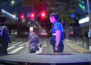 왕복 10차로 헤매던 치매노인…우연히 발견한 경찰관 덕에 무사 구조