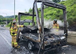 용인 영동고속도로서 실험용 배터리 운반 1톤 트럭 화재…인명피해 없어