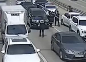 50대 음주운전자 하차 불응...경찰 차창 깨고 체포