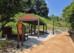 용인특례시, 동백지구 함양지 3호 환경개선 완료...황토 맨발길·쉼터 조성
