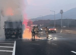 [영상] 의왕 과천봉담고속화도로서 택배차량 화재, 인명피해 없어