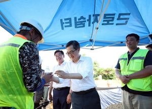 김동연 경기지사, 폭염 속 양평 도로건설현장 방문…“기후격차까지 얹어질 수는 없다”