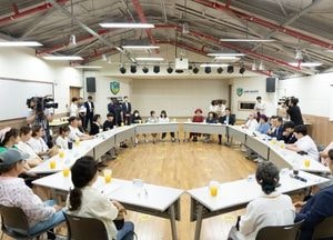 김동연 경기도지사 “평화로운 일상 계속되도록 관심과 지원 이어가겠다”...파주 대성동 마을 주민들 만나