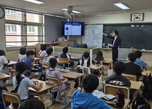 김찬진 동구청장, 서림초 찾아 도로명주소 교육 직접 진행…어린이 눈높이 맞춤