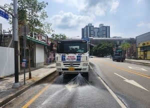 동두천시, 폭염 대응 도로 살수작업 본격 시행...도심 열섬현상 완화 기대