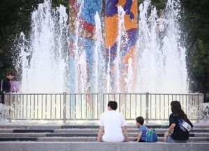 무더위 식히는 도심 속 쉼터...안양시, 분수·물놀이장 수경시설 본격 가동