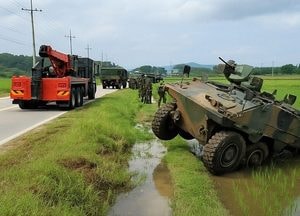 파주 통일로서 장갑차 논에 빠져…군인 7명 부상