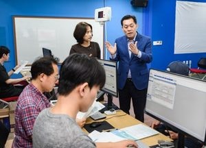 이재준 수원시장 ‘민생회복 소비쿠폰’ 신청 첫 날 발급기관 찾아 현장 점검·직원 격려