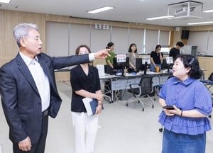 윤환 계양구청장, 소비쿠폰 신청 첫날 현장 점검