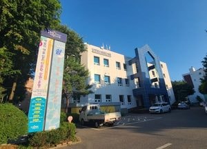 동두천시립도서관, 내달 22일까지 보태니컬 아트 전시 ‘여름, 꽃을 그리다’ 개최