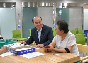 박형덕 동두천시장, 민생회복 소비쿠폰 신청 현장 점검 “소상공인 살리고 시민 소비 여력 높이는 민생 정책”
