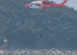 [영상] 인천119항공대, 을왕리 해상서 수난사고 대비 인명구조훈련