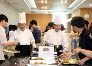 수원특례시의회, 복날 맞아 직원 격려 나서...이재식 의장·김정렬 부의장, 삼계탕 직접 배식