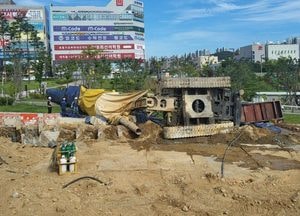 화성 공사현장서 천공기 전도사고, 50대 운전자 부상