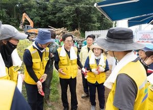 김동연 경기도지사, 가평 수해 현장 찾아 자원봉사 동참...재난 복구 지원 강화 약속