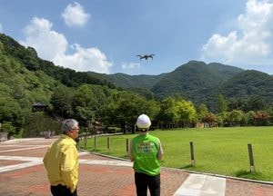 “폭염 시간대 등산 피하세요” 안양시, 드론 띄워 안전 산행 안내방송 강화