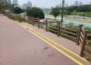 구리시, 왕숙천 제방 내 관망 산책로 조성 완료...여름철 물놀이장 이용객 보행 편의 제공