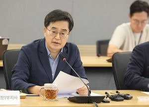 [종합] 김동연 지사 “美관세대응 예산은 감액 불허…필요 시 증액”