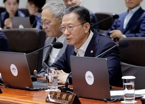 김건희 특검 尹 체포 불발…‘수의 벗고 속옷차림에 누워서 버텨’