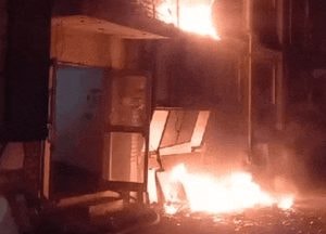 [영상] 고양 토당동, 빈 연립주택 화재...심야 행인 신고로 진화