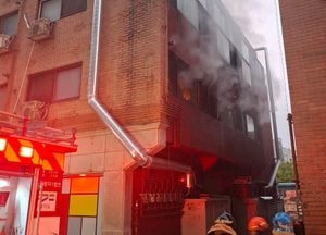수원 상가주택서 화재, 12명 자력 대피