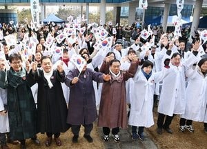[특집] ‘광복 80주년’ 수원시민이 함께 기억하고 노래한다...8천명 대합창으로 전세대 감동 공유