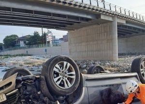 포천서 차량 추락…운전자 부상