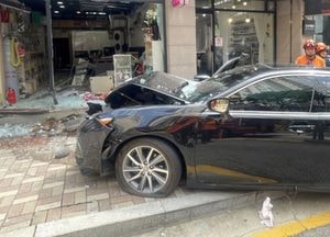 평택서 승용차가 상가로 돌진…80대 운전자 등 2명 중경상