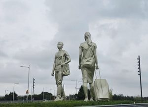 휴가 잘 다녀오셨나요? 흐린 하늘 배경 우뚝 선 '통행의 기억'