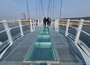 여주시 ‘남한강 출렁다리’ 개통 3개월 만에 118만명 돌파...이충우 시장 “관광도시로 도약”