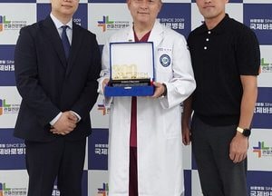 국제바로병원 정진원 병원장, 인천 최초 무릎 줄기세포치료 300바이알 달성