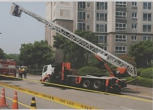 오산서 아파트 외벽 작업 사다리차 전도사고…인명 피해 없어